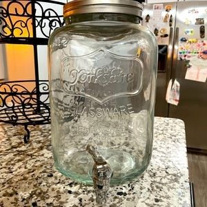 2 gallons of glassware beverage dispenser